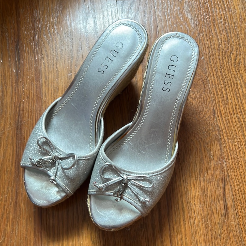 GUESS Women's 6M Silver Bow Wedge Sandals
